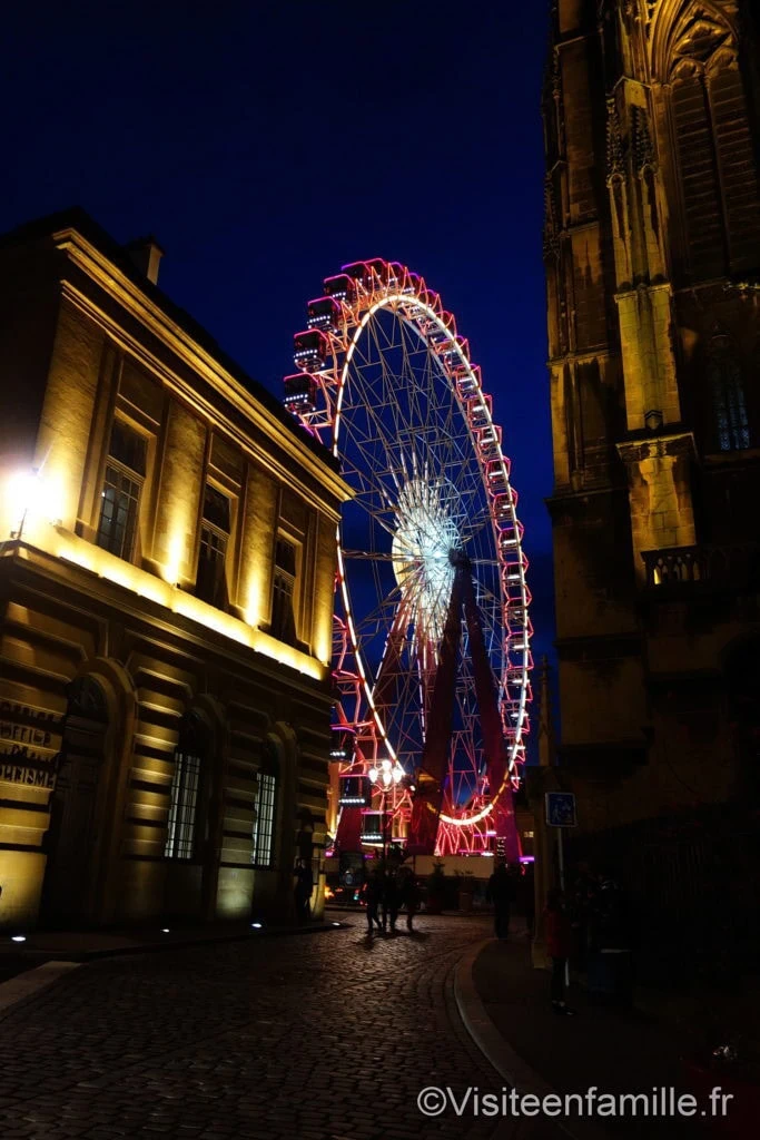 Grande roue place d'armes marché de noel Metz cathédrale