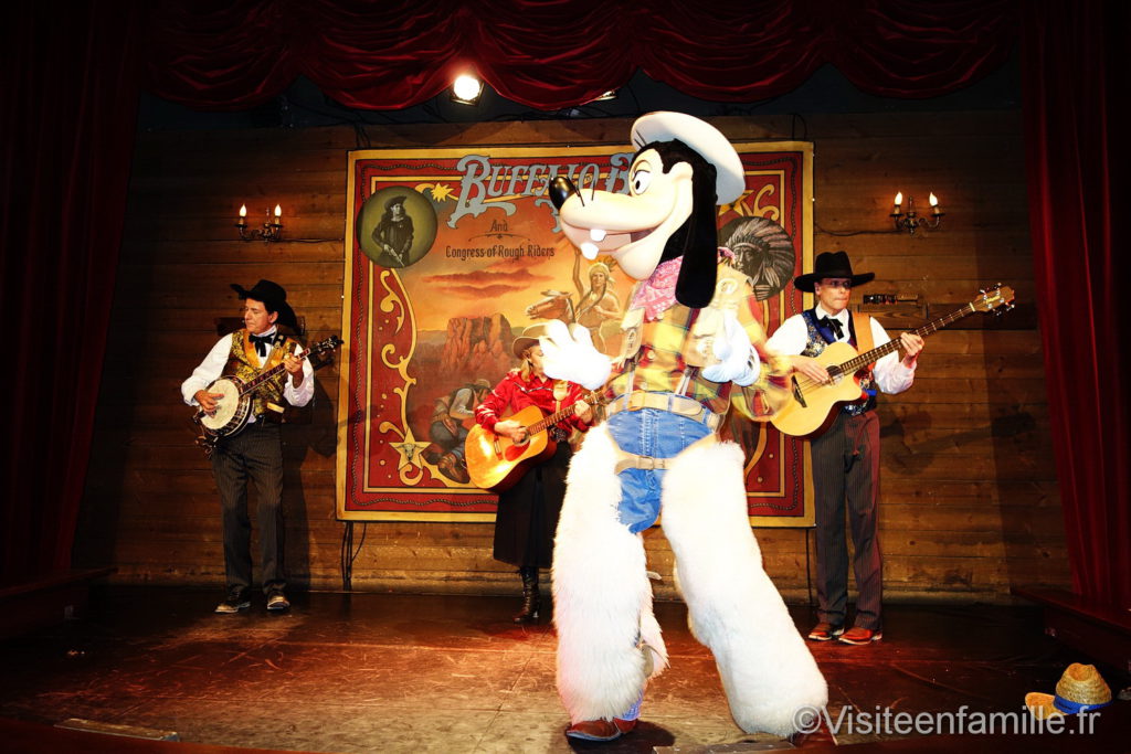 Goofy qui danse à Wild West Show Paris