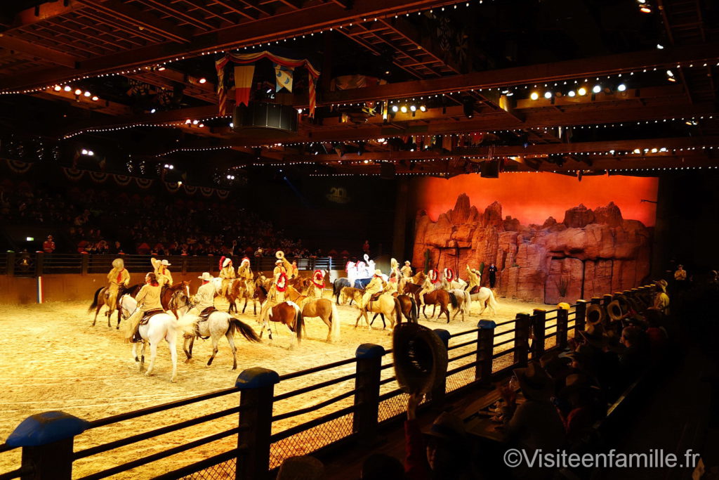 Des cheveaux avec des cowboys à Wild West Show Paris