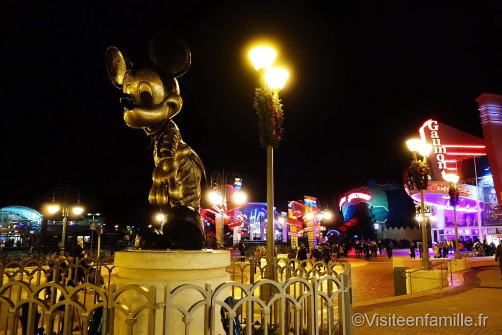 Disney village de nuit avec la statue de Mickey