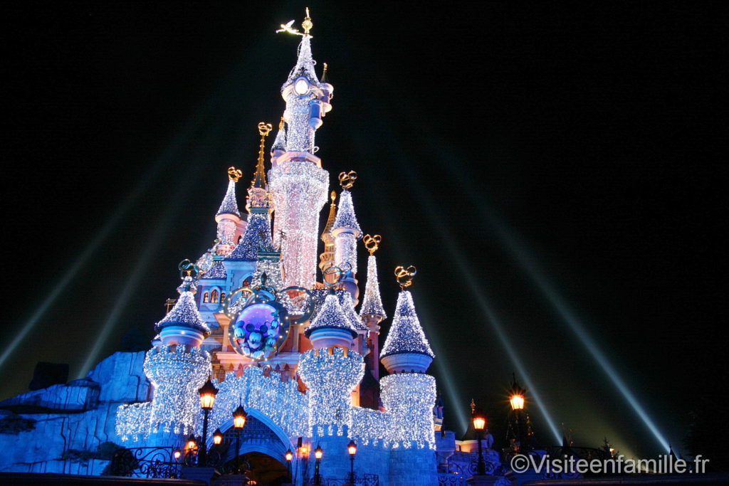 Chateau de cendrillon de nuit et éclairé à Disneyland Paris