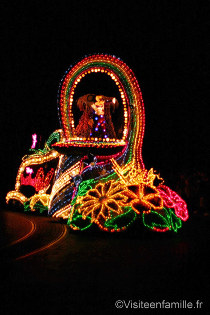 Mickey sur un char lumineux pendant la parade à Disneyland Paris