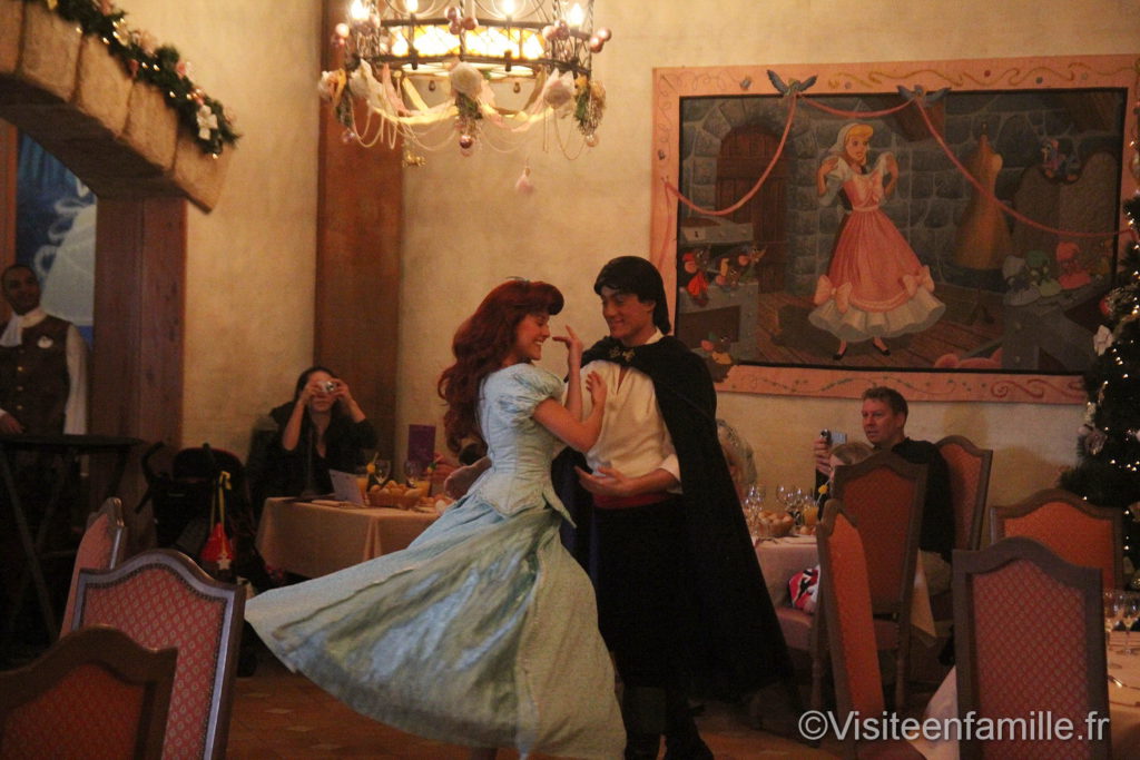 Un prince et une princesse qui dansent à l'auberge de cendrillon