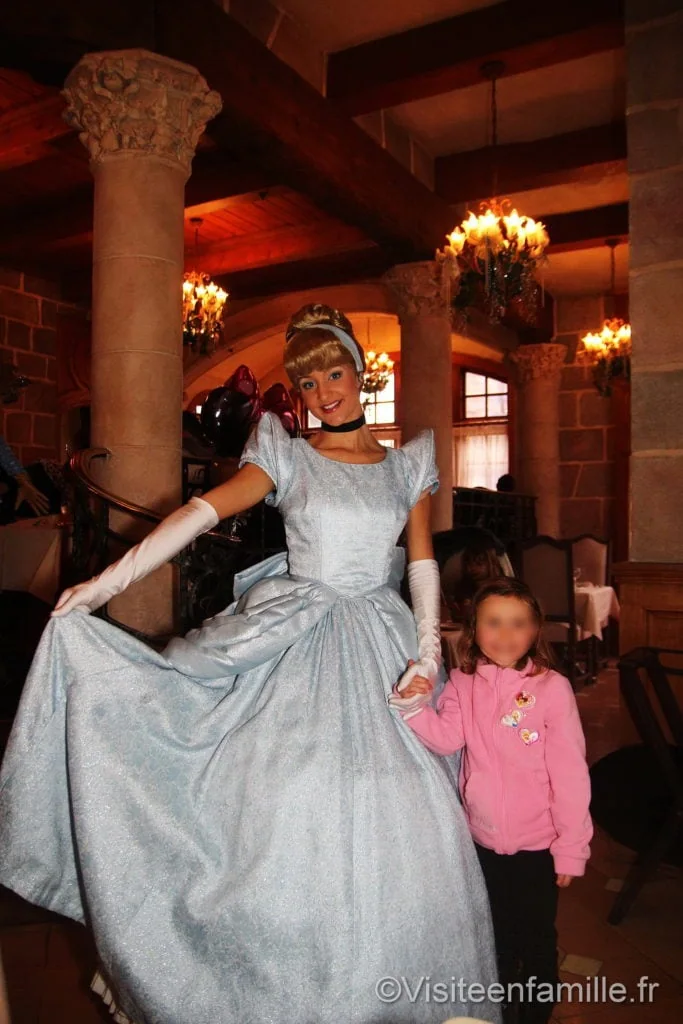 La princesse Cendrillon à l'auberge de Cendrillon à Disneyland Paris