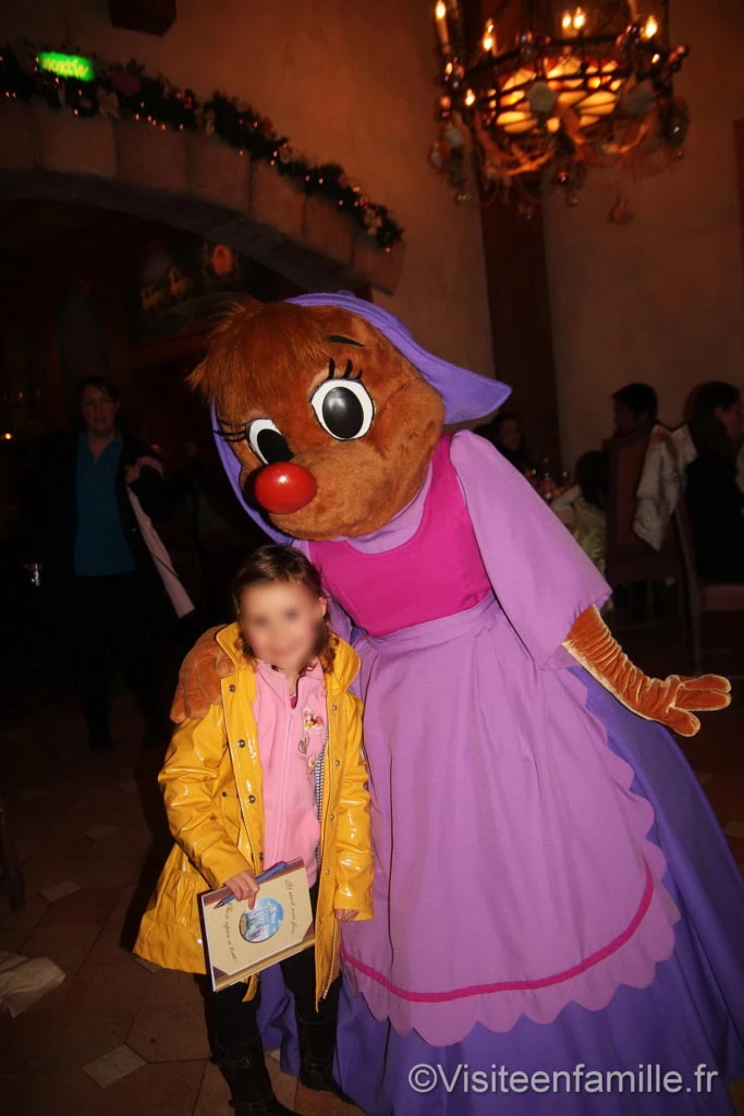 Une souris costumée à l'auberge de cendrillon à Disneyland Paris
