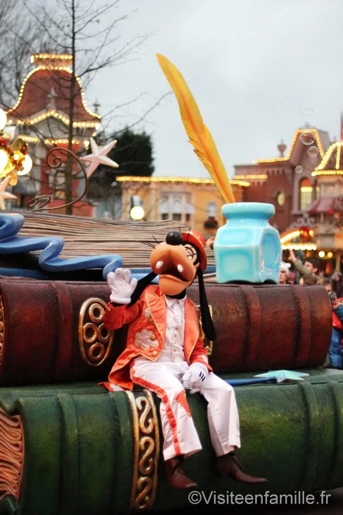 Goofy assis sur des livres à Disneyland Paris