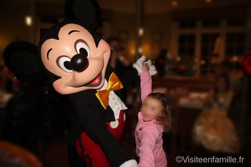 Mickey qui danse à Disneyland Paris