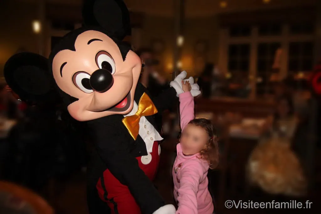Mickey qui danse à Disneyland Paris