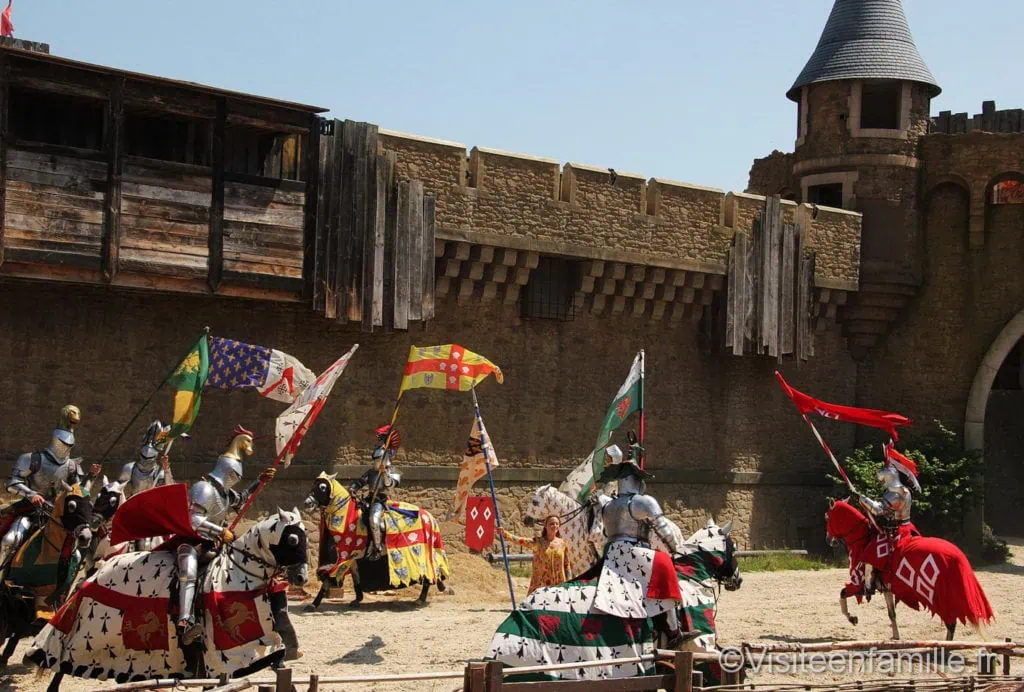 Attaque de chevaliers pour le spectacle Le secret de la Lance au Puy du fou