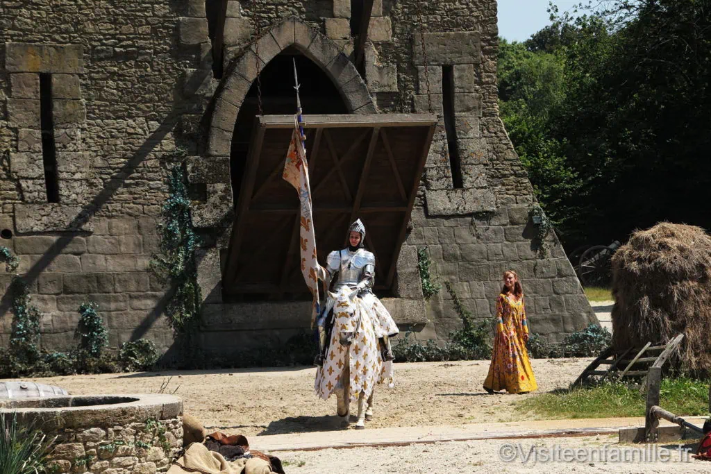 Jeanne d'arc sur un cheval pour le spectacle Le secret de la Lance au Puy du fou