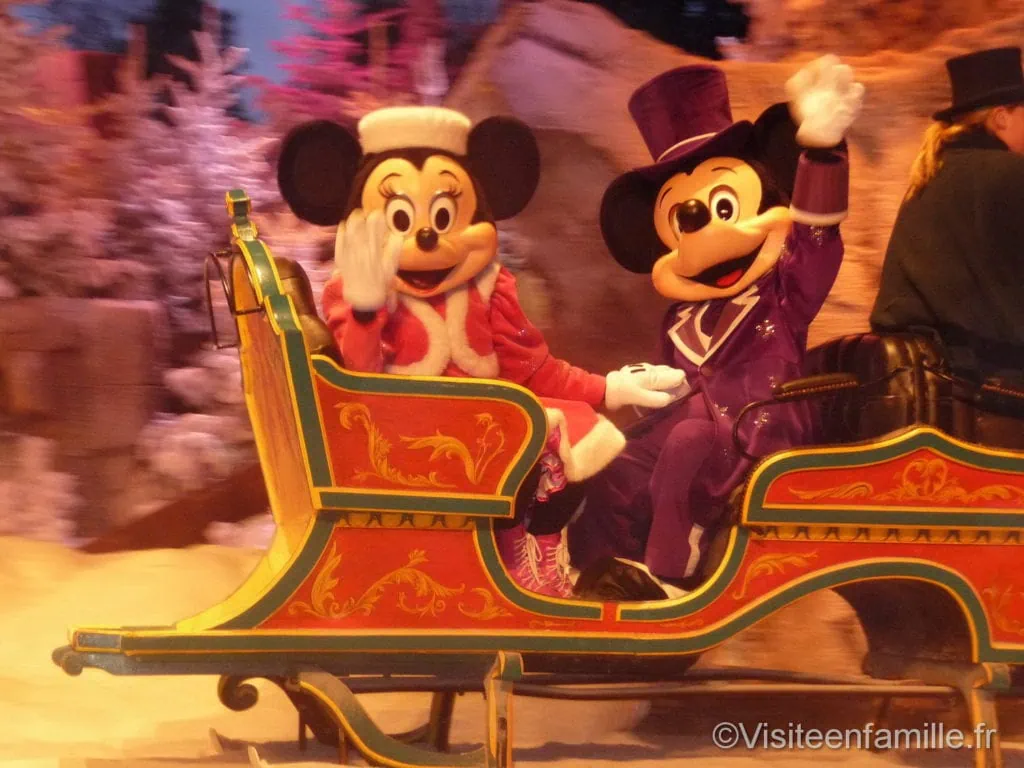 Mickey et Minnie en luge à Disneyland Paris