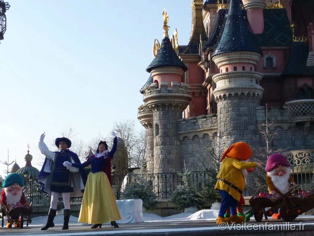 Blanche neige et son prince avec des nains à Disneyland Paris