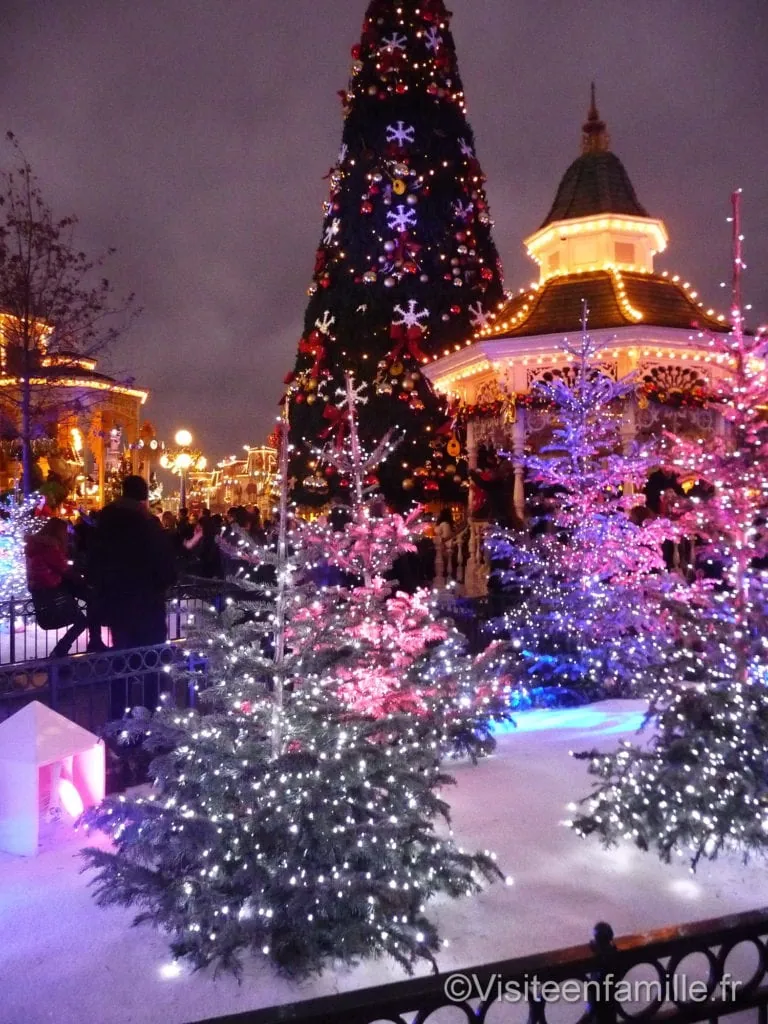 Sapin de noel de nuit et éclairé à Disneyland paris