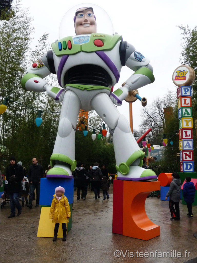 Buzz l'éclair géant de Toy Story à Walt Disney Studios Paris