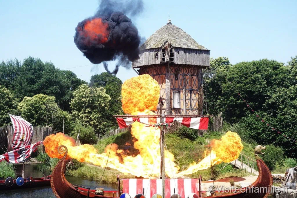 Bateau viking en flamme au Puy du Fou