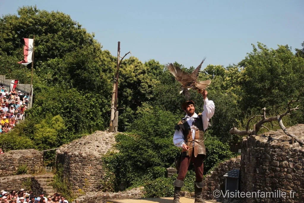 un faucaunier et son aigle pour le spectacle Le Bal des Oiseaux Fantômes au Puy du Fou