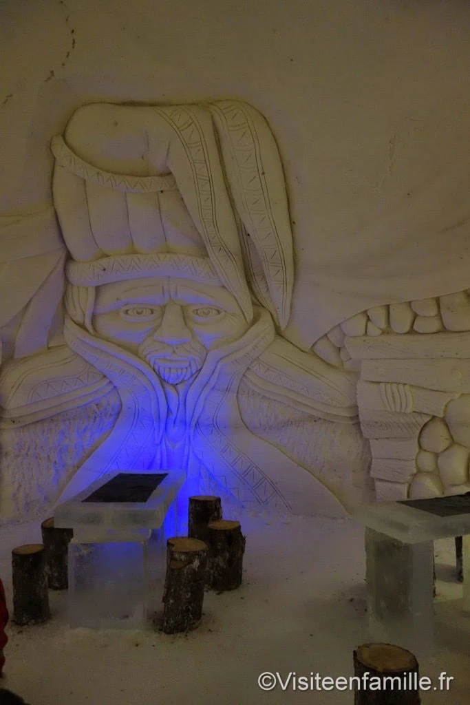 sculpture de glace dans l'hotel de glace