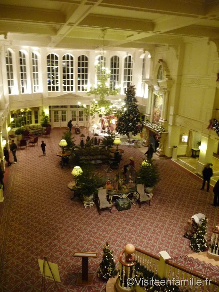 Vu du haut du hall d'entrée Hotel Disney Paris