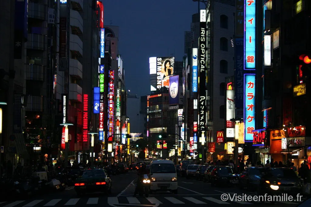 quartier de Ikebukuro de nuit