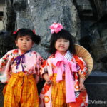Japon deux filles en tenue traditionnelle