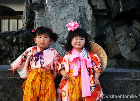 Japon deux filles en tenue traditionnelle