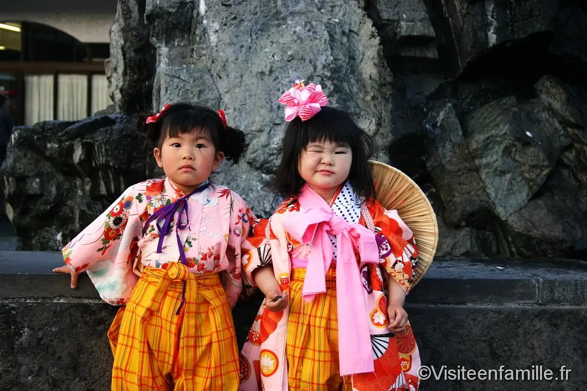 Japon deux filles en tenue traditionnelle