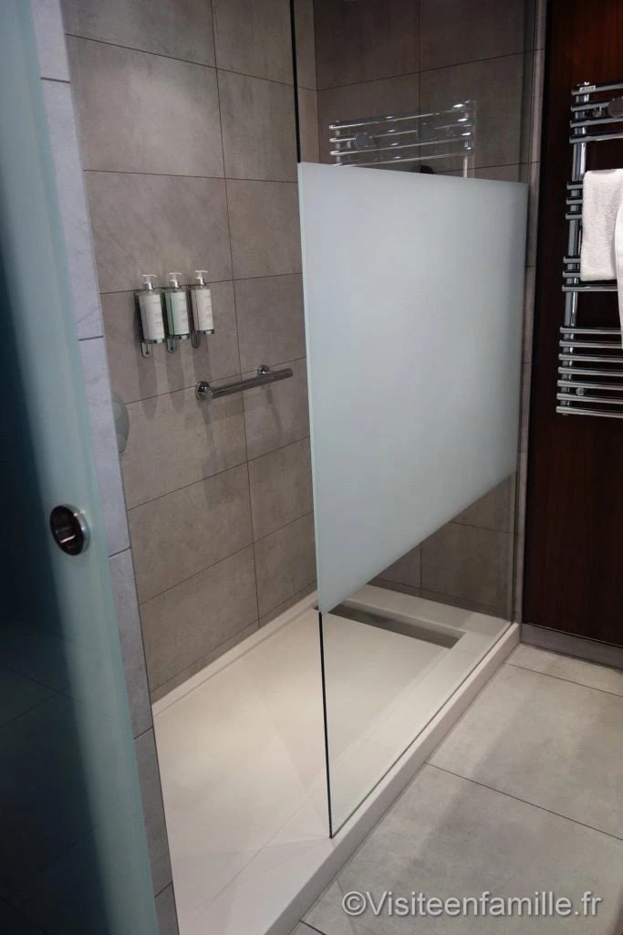 La douche de l'hôtel Molitor Paris