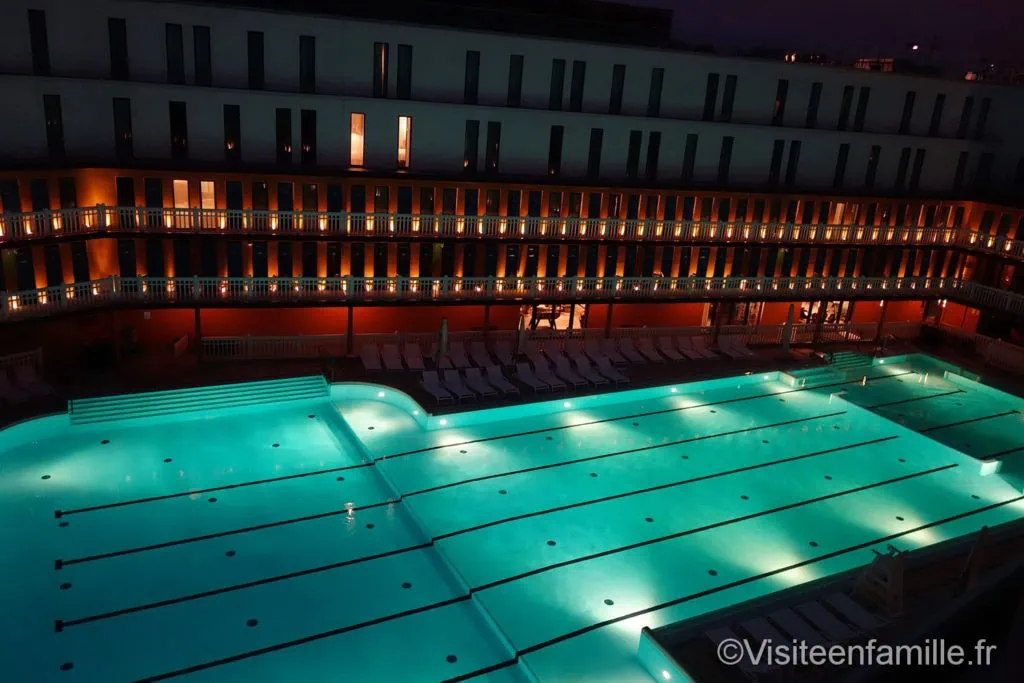 La piscine de l'hôtel Molitor Paris de nuit
