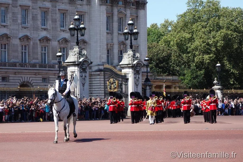 Buckingham Palace releve de la garde