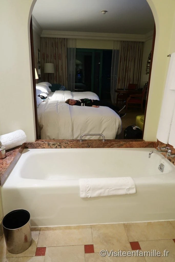 La baignoire et les lits de l'hotel Atlantis The palm de Dubai