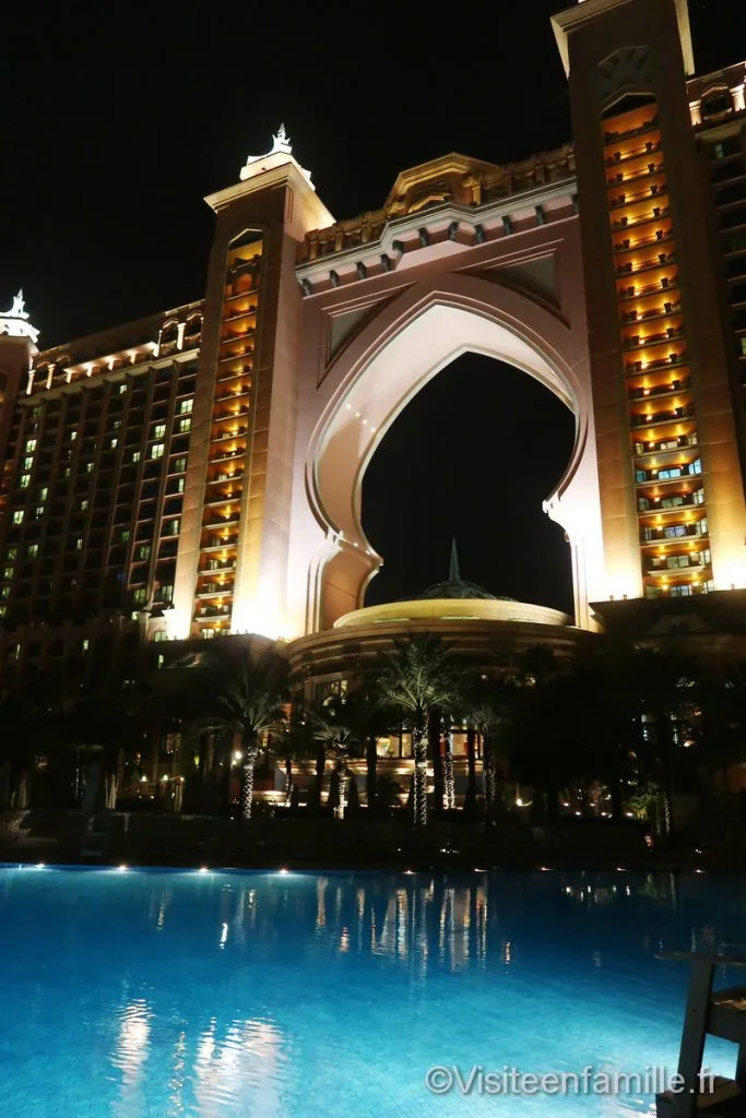 Vue de nuit depuis la piscine de l'hotel Atlantis de Dubai