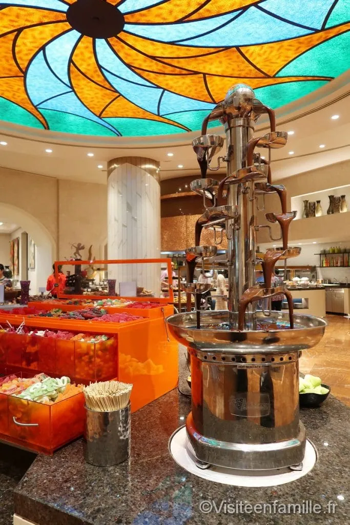 Bonbons et fontaine de chocolat au petit déjeuner de l'hotel Atlantis The palm de Dubai