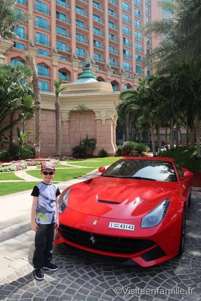 Une ferrari devant l'hôtel Atlantis The Palm Dubai