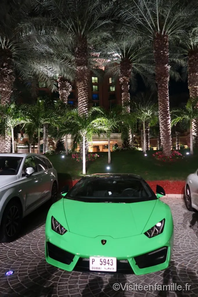 Ferrari verte devant l'hôtel Atlantis The Palm Dubai