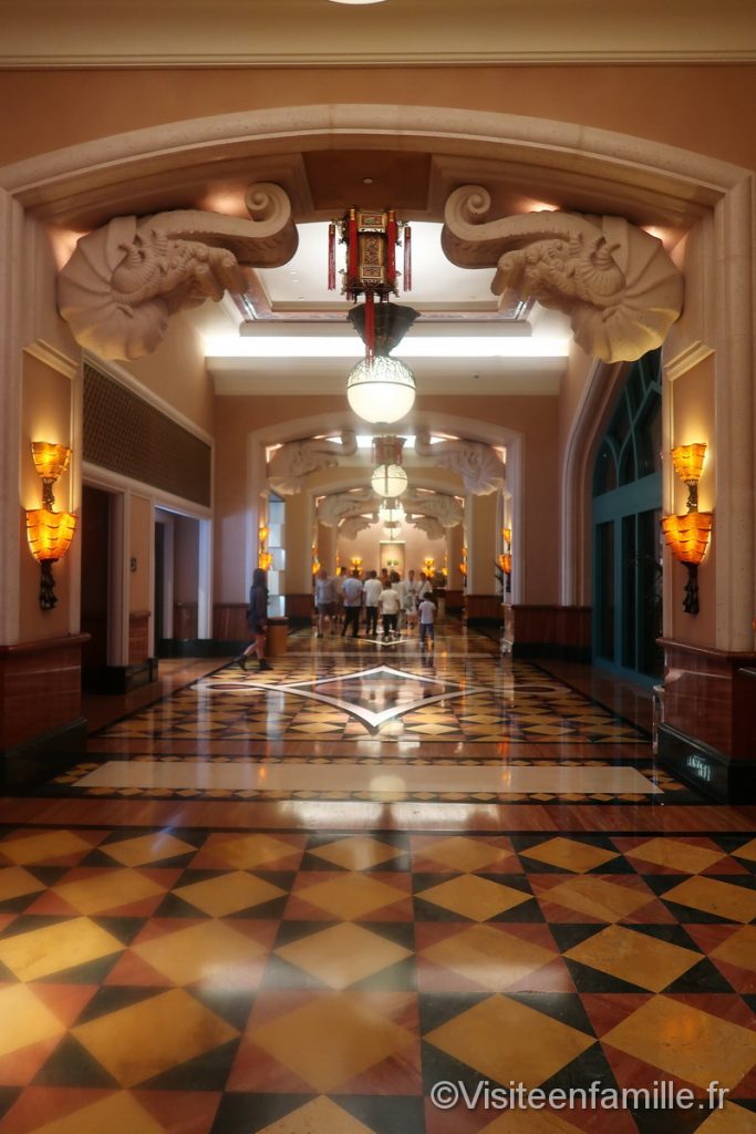 Couloir en marbre de l'hôtel Atlantis The Palm Dubai
