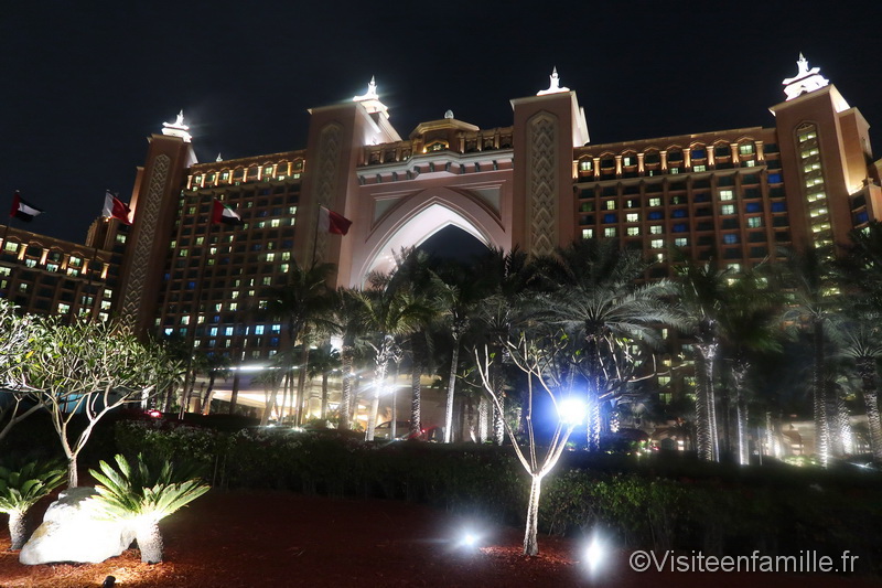 avis hotel atlantis Dubai