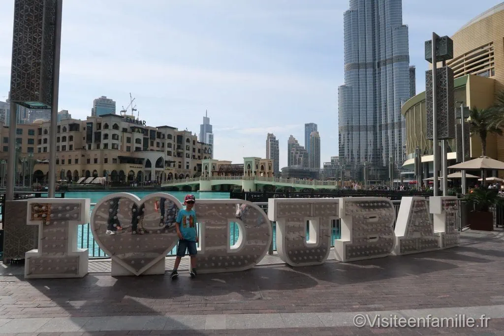 I love dubai devant la Burj Khalifa