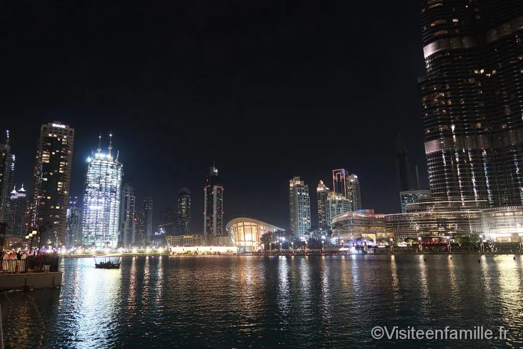 boat fountain dubai