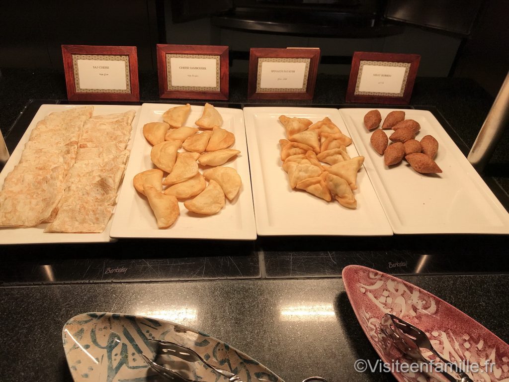 crèpes et autres aliments chaud pour le petit déjeuner du Palace Downtown Dubai