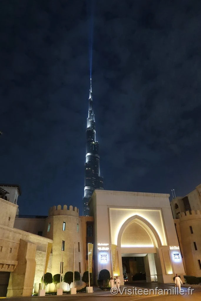 Burj Khalifa illuminé de nuit Palace Downtown Dubai
