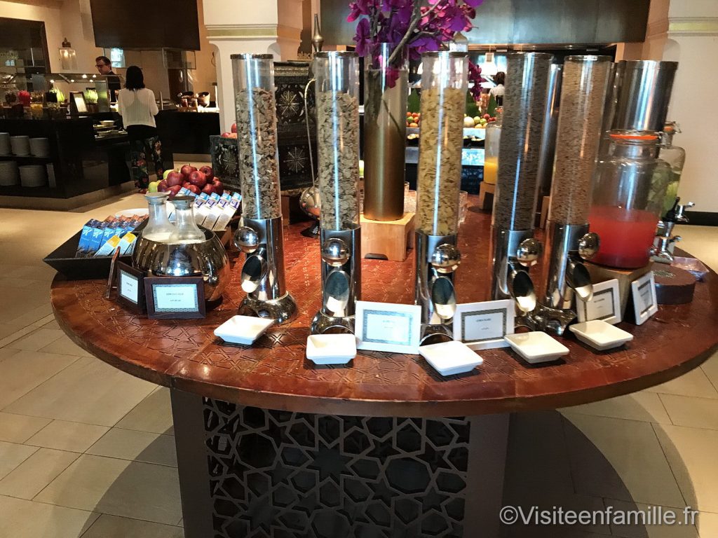 Choix des céréales pour le petit déjeuner au Palace Downtown Dubai