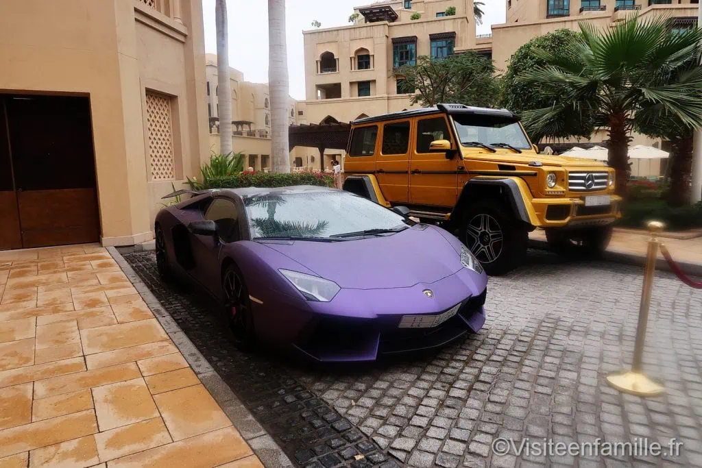 Voitures de luxe devant Palace Downtown Dubai
