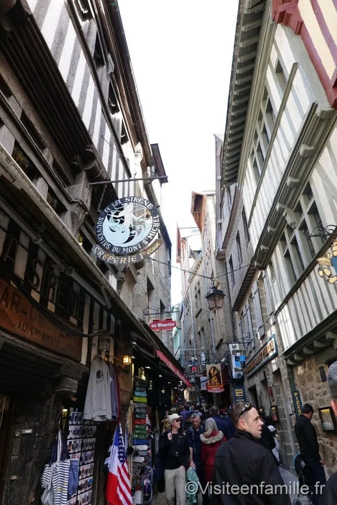 Beaucoup de monde dans les rues du mont Saint Michel