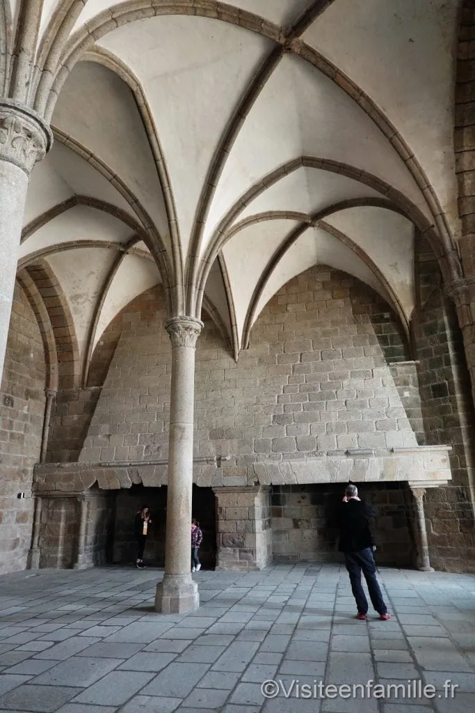 Double cheminée dans la salle des hôtes au mont Saint Michel