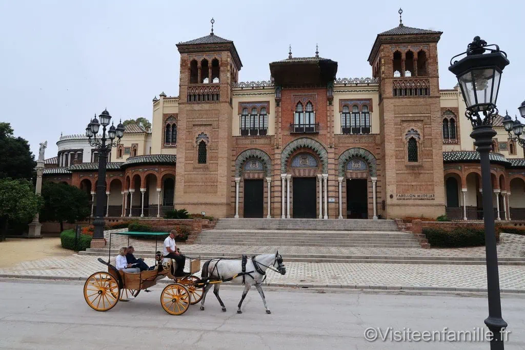 Calèche sur la Plaza de América de Séville
