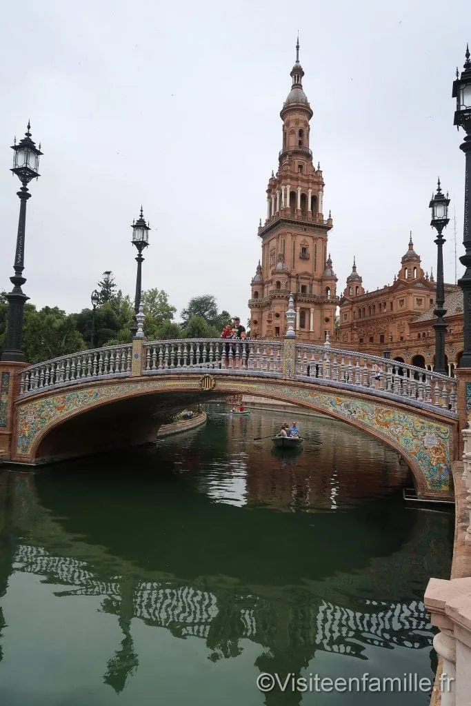Pont et bateau sur La Plaza de España