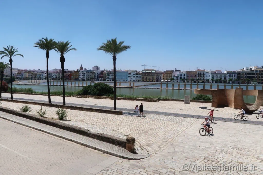 Vélo le long du fleuve Guadalquivir de Séville