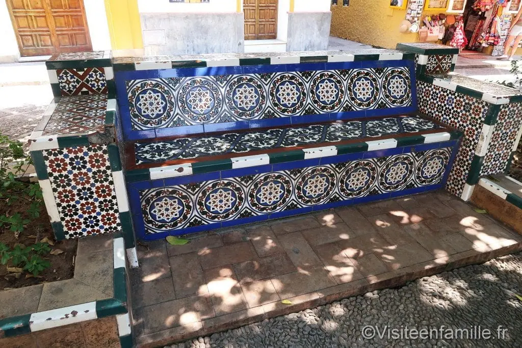 bancs en céramique à la Plaza de los venerables