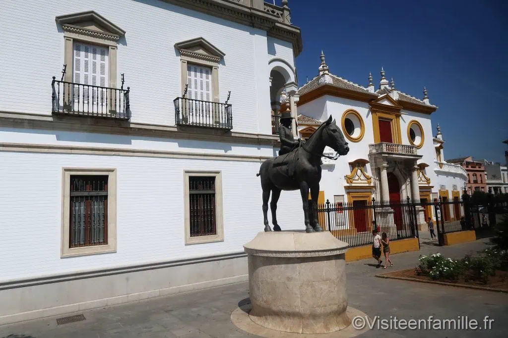 Statue devant Les arènes de la Real Maestranza de Caballeria
