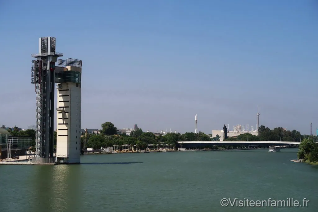 fleuve Guadalquivir et la partie moderne de Séville